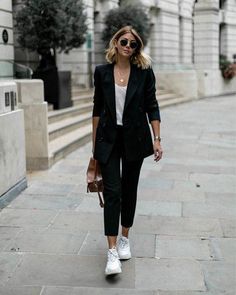 Witte Sneakers Outfit, Sneakers To Work, How To Wear Sneakers, Blazer Outfits Casual, Blazer Outfit, Business Outfit, Casual Work Outfits