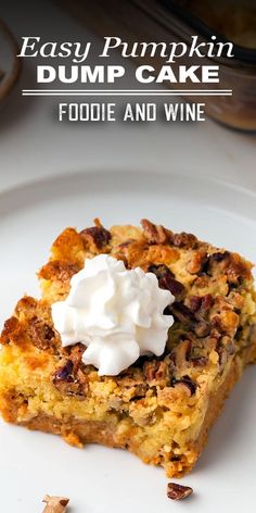 Pumpkin Dump Cake topped with whipped cream Dump Cake With Yellow Cake, Chocolate Mousse Cheesecake, Dessert Pumpkin, Pumpkin Recipes Easy