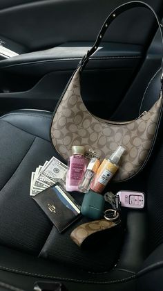 Everyday Bag Essentials, What's In My Purse, Girly Car Accessories, Lost Luggage, Inside My Bag, Purse Essentials, Girly Car, Handbag Essentials, Sanitary Pads