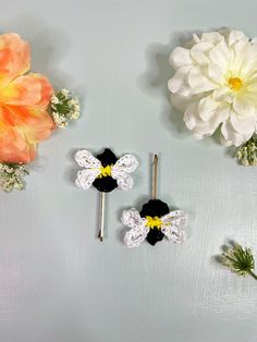 These are micro-crochet bee hair pins made of embroidery thread and are hot glued onto generic Bobby pins!  This comes with TWO pins that are BOTH identical bees! They pair well with my crocheted bandana, also sold on my page, to hold it in place or as a stand alone! Bandana NOT included. The only items included in this purchase are TWO bee pins. Crochet Bees, Crochet Water Bottle Holder, Tiny Crochet, Crochet Strawberry, Preppy Jewelry, Bee Pin, Crochet Bee, Crochet Hair Accessories, Crochet Daisy