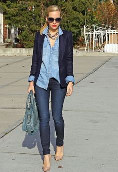 Looks Total Jeans, Brooklyn Blonde, Mode Tips, Best Blazer, Woman Walking, Denim Outfits, Jeans With Heels, Denim On Denim