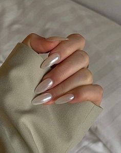 chrome nails designs winter Pearl Color Nails, Kutek Disney, Unghie Sfumate, Colorful Nails, Casual Nails, Color Nails, Pretty Gel Nails, Pearl Nails, Classy Nails