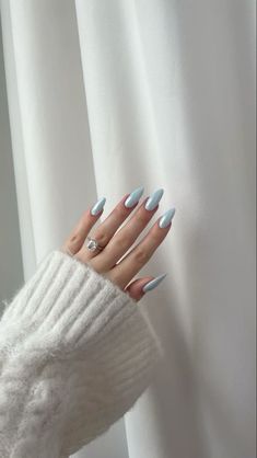 Bridesmaid Nails Light Blue, Blue Pearlescent Nails, Baby Blue Pearl Nails, Light Blue Nails With Pearls, Chrome Nails Designs Blue, Blue And Pearl Nails, Blue Hailey Bieber Nails, Pearled Nails, Blue Nails Pearl