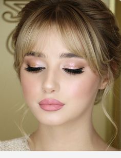 Bride Makeup Natural, Bridal Makeup Natural, Wedding Day Makeup, Smink Inspiration, Hair Buns, Wedding Makeup Looks, Braut Make-up, Natural Wedding Makeup, Bridal Makeup Looks