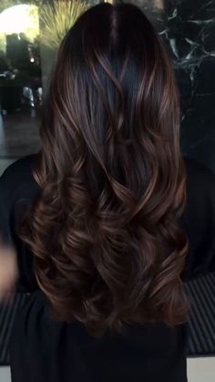 Inspiração de cabelo iluminado Shoulder Length Dark Hair With Highlights, Shoulder Length Dark Hair, Balayage Chocolate Brown, Brown Bayalage Hair, Balayage Chocolate, Partial Balayage, Black Hair Balayage, Hair With Highlights, Brown Hair Inspo