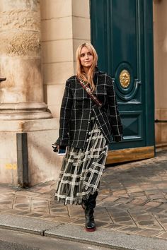 The Latest Street Style From Paris Fashion Week | Who What Wear UK Street Style Parisian, Looks Street Style, Street Style Looks, Casual Street Style, Street Chic