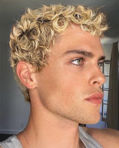 Bleached Curly Hair Men, Curly Hair Dyed Blonde, Blonde Curly Hair Boy, Mens Hair Color Ideas, Bleached Curly Hair, Lightning Hair, Alex Heartman