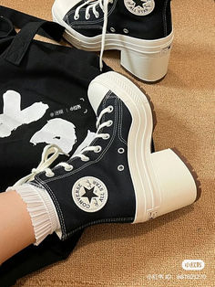 Famoso nos anos 2000, o tênis Converse de salto alto voltou! Surfando justamente nessa onda das tendências atuais, o modelo foi nomeado como Chuck 70 De Luxe Heels. Converse Heel Boots, Popular Shoe