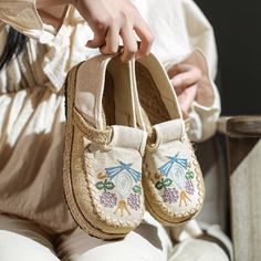 Summer New Ethnic Style Women's Single Shoes Lazy One Step Round Toe Thick Sole Cotton Hemp Embroidered Shoes 



Mateial: Linen Bohemian Shoes, Embroidered Shoes, Folk Fashion, Round Toe Heels, Retro Pattern, Ethnic Style, Handmade Clothes, Retro Outfits, Ethnic Fashion