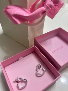 Swarovski Jewelry Aesthetic, Swarovski Aesthetic, Swarovski Packaging, Swarovski Heart Earrings, Dream Earrings, Swarovski Heart, Expensive Gifts, Pink Swarovski