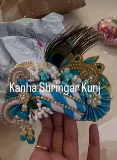 a person holding a hair comb in their left hand with the words kanna shingar kuni on it