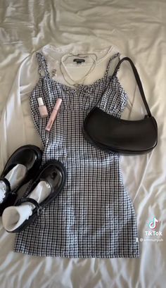 Socks For Mary Janes, Dresses With Mary Jane Shoes, Plaid Dress Outfit Aesthetic, Mary Jane Shoes Outfit Ideas, Dress With Mary Jane Shoes, Old Money Aesthetic Shoes, Styling Mary Jane Shoes, Outfit With Mary Jane Shoes