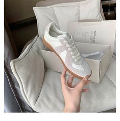 Sporty yet elegant, casual yet refined, these leather sneakers exude smart and minimalist style and craftsmanship. 【Fabric】 Upper: cow Leather, Sole: cow suede, Insole : pigskin【Features】Classic Design【Occasion】 Easy-to-match shoes, suitable for daily leisure, shopping, etc. Crop Top With Jeans, Halter Top Dresses, Floral Bodycon, Elegant Casual, Vintage Grunge, Long Crop Top, Pig Skin, Denim Outfit, Minimalist Style