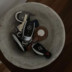 there are many keys in the bowl on the table