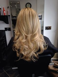 High Light Blonde Hair, Blonde Blow Dry, Wedding Blow Dry, Blow Dry Round Brush Style, Blow Dry With Round Brush, Blonde Bouncy Blowout, Hair Blow Dry Styles, Bouncy Blowout Curls, Bouncy Blowout Medium Hair