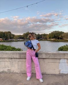 Pink Cargo Pants Outfit Street Style, Beige Top Outfit, Pink Cargo Pants Outfits, Pink Jeans Outfit, Cargo Pants Pink, Minimalist Outfits Women, Pastel Feed, Pink Pants Outfit, Pink Cargo Pants