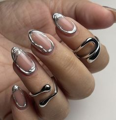 Nails Black And Rose Gold, Glitter Nails Black, Rose Gold Chrome Nails, Chrome Nail Designs, Metallic Nails Design, Gold Chrome Nails, Metallic Nail Art, Silver Nail Art, Rose Gold Chrome