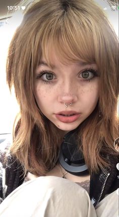 Dark Brown Grunge Hair, Shaggy Haircut For Round Face, Grunge Makeup Round Face, Hair Cuts For A Round Face Women, Cute Core Makeup, Downtown Makeup Looks, Hair With Bangs Round Face, Cute Bangs For Round Face, Makeup For Ginger Hair