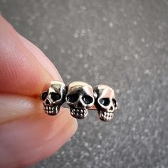 ♡ Be Inspired: Channel a bold and edgy vibe with the 3 Skulls Ear Cuff, expertly crafted from 925 Sterling Silver. This striking accessory features three intricately detailed skulls in a row, perfect for those who embrace gothic, biker, or punk-inspired style. Whether you're making a statement at a concert or adding a rebellious touch to your everyday look, this ear cuff is the ultimate piece to showcase your unique personality. ♡ Details: Material: 925 Sterling Silver Plating: Oxidized + E-coat Faux Piercing, Skeleton Earrings, Jewelry Gothic, Cuff Earring, Earrings Halloween, Punk Inspiration, Fake Piercing, Ear Cuff Earings, Jewellery Gift