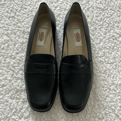 Talbots Black Leather Penny Loafers - Size 7.5. (New) Classic Black Flat Oxfords, Classic Black Flat Heel Oxfords, Classic Black Oxfords With Flat Heel, Classic Flat Leather Shoes For Office, Classic Black Dress Shoes With Flat Heel, Classic Black Round Toe Loafers, Classic Black Flat Leather Shoes, Classic Workwear Flats With Plain Toe, Classic Flat Dress Shoes For Business