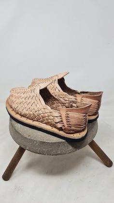 Traditional Leather Woven Huaraches, Traditional Woven Leather Huaraches, Artisan Hand-tooled Huaraches For Beach, Artisan Hand-tooled Brown Huaraches, Natural Woven Leather Open-toe Huaraches, Mexican Traditions, Mens Leather Sandals, Authentic Mexican, Mens Sandals