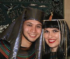 Make a King Tut/Pharaoh Head Piece From an Old Hat Egyptian Diy Costume, Pharaoh Crown, Egyptian Headpiece, Egyptian Headdress, Egyptian Man, Diy Drapes, Ancient Egyptian Jewelry, King Costume