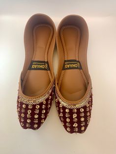 dhaage.london We Bring you our latest collection. These beautiful khussas/Juttis are handcrafted, incredibly soft and anti-slip sole. This will give you Comfort and style all in one!    . #jutti #khussa #shoes #punjabishoes #juttilovers #summer #desiclothes #casualshoes #indian #pakistani #desi #fashion #desifashion #kaleeray #accessories #tradionalshoes #handmade #summer #summervibes #wedding #desiwedding #partywear #eid #simplekhussa #pakistanifashion #punjabifashion #ladies #shoes Pakistani Jutti, Pakistani Jutti Women, Nagra Jutti For Women, Rajasthani Jutti For Women, Women Juttis & Mojaris, Women Wedding Shoes, Punjabi Fashion, Punjabi Jutti, Desi Clothes