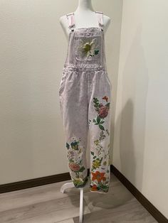 Upcycled preowned Universal Thread brand overalls pink denim light washed with floral cotton print appliqué. size 8 inseam 29 Overalls Pink, Sewing Machine Projects, Pink Denim, Womens Jeans, Floral Applique, Universal Thread, Dungarees, Sewing Machine, Halloween Shopping