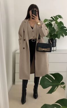 Half Boots Outfits, Beige Coat Outfit Casual, Beige Coat Outfit Classy, Beige Coat Outfit, Look Legging, Stylish Winter Outfits, Cold Outfits