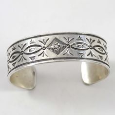 Bracelet manchette en argent sterling avec motifs estampillés à la main.

 Largeur du brassard : 0,75 po
 Mesure intérieure de 5,875 pouces, plus ouverture de 1,25 pouces
 (Circonférence totale de 7,125" - Moyenne-Grande) Cuff Bracelets Silver, Bracelets Silver, Sterling Silver Cuff Bracelet, Sterling Silver Cuff, Silver Cuff Bracelet, Silver Cuff, Hand Stamped, Cuff Bracelet, Cuff Bracelets