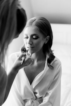 Getting Ready Makeup Wedding Photos, Makeup Wedding Photography, Bride Getting Makeup Done Photography, Getting Ready Wedding Photos Makeup, Morning Bride Ideas, Bride Getting Makeup Done, Wedding Morning Photography, Bride Getting Ready Photos Makeup, Bridal Prep Photography