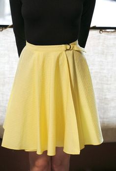 Here's an easy to make circle skirt that you'll love! Follow this wrap skirt tutorial to make this patternless skirt with ease by BurdaStyle- Sewtorial Wrap Circle Skirt, Wrap Skirt Tutorial, Circle Skirt Tutorial, Pola Rok, Sewing Skirts