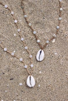 Beachcomber Cowrie Shell Necklace With Crystal Beads // - Etsy Shell Necklace Diy, Cowrie Shell Necklace, Beachy Jewelry, Seashell Jewelry, Seashell Necklace, Macrame Necklace