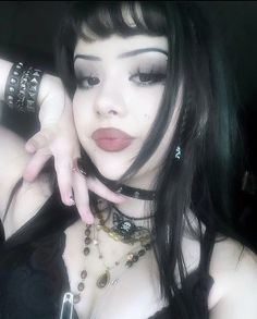 Pretty Goth Makeup Looks, Goth Inspired Makeup, Y2k Goth Makeup, Goth Selfie Ideas, Metal Makeup Looks, Goth Username Ideas, Goth Latina Makeup, Natural Goth Makeup, Goth Makeup Aesthetic