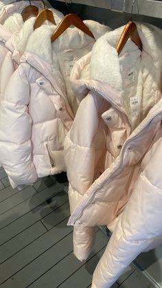 Comfy Puffer Jacket Outfit, Pink Hollister Coat, Pink Hollister Jacket, Hollister Winter Jackets, Hollister Pink Jacket, Hollister Pink Puffer Jacket, Tight Zip Up Jacket Outfit, Hollister Puffer Jacket, Cute Winter Travel Outfits