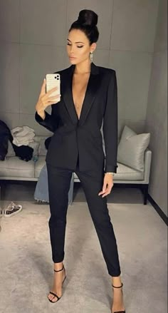 Corset And Pants, Business Woman Style, Store Entrance, Slacks Pants, Style Of Clothing, Stylish Work Attire, Ageless Style, Feminine Fashion, Person Standing