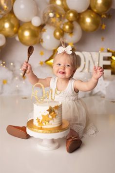 Adorable baby Alice celebrated her birthday at our Sandy Utah Photography Studio with a gorgeous white and gold first birthday theme. Head to the blog to see more pictures! Golden Smash Cake, Golden First Birthday Girl, Smash Cake Girl 1st Birthday, White First Birthday Cake, Star Cake Smash, Cake Smash Girl, Golden Birthday Cakes, City Cake, White Birthday Cakes