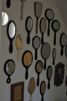 Hand held Mirrors neat idea for a salon or a small wall of a bathroom فكره مختلفه Grass Wall Ideas, Small Hair Salon, Ideas Salon, Home Hair Salons, Salon Suites Decor, Grass Wall, Salon Suites, Mirror Design Wall, Large Wall Mirror