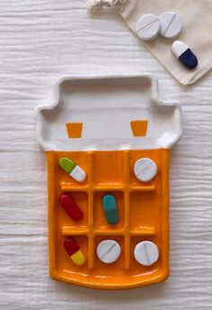 Pill Bottle Sculpture, Mancala Board Painted, Diy Catch All Tray, Cute Tic Tac Toe Board Clay, Tiktaktoe Board Clay, Ceramic Mancala Board, Rolling Tray Clay Ideas, Tictactoe Board Clay, Tic Tac Toe Board Clay Ideas