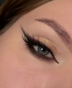 Gold Hoco Makeup, Gold Smoky Eye, Gold Eye Makeup Tutorial, Quinceanera Makeup, Glittery Eye Makeup, Golden Makeup, Sparkle Makeup, Black And Gold Aesthetic, Gold Eye Makeup