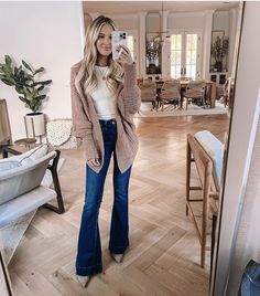 Womens Flare Jeans Outfits, Flare Jeans Outfit Winter, Flare Jeans Outfit, Jeans Outfit Winter, Winter Attire, Fashion Business Casual, Fall Winter Wardrobe, Casual Work Outfits, Oct 31