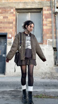 Slouchy Socks, Thrifted Clothing, Look Grunge, Mode Hippie, Fashion Fail, Fashion Aesthetics, Look Older, Tights Outfit