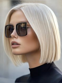 Lowlights Hair Color, Lowlights Hair, Subtle Blonde, Long Face Shapes, Hair Blond, Straight Blonde Hair, Platinum Blonde Hair, Heart Face Shape, Short Hair With Bangs