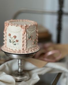 🌸 Floral Aesthetic Cake, Tea For Two Birthday Cake, Vintage Cake With Flowers, Vanilla Cake Ideas, Vintage Inspired Wedding Cake, Birthday Cake Designs For Kids, Tea For Two Cake, Colombian Cake, Cake With Fruit On Top