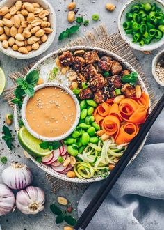 Buddha Bowl with veggies, crispy sesame tofu and creamy tahini sauce Falafel Bowls, Salat Dressing, Mexican Sweet Potatoes, Tahini Sauce Recipe, Roast Pumpkin Soup, Rice Noodle Salad, Sesame Tofu, Sweet Potato Skins, Vegan Dressing