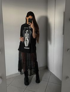 Look com saia de tule, camiseta over e bota preta Emo Festival Outfit, Mesh Skirt Outfit Ideas, Rock T Shirt Outfit, Looks Emo, Edm Rave Outfits, Outfit Emo, Graphic Tshirt Outfit, Diy Fashion Photography, Alt Outfits