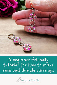 hand holding a handmade dangle earring made with jump rings and embellished with pink seed beads. A second earring lies  in front on a wooden table. Earring Making Tutorials, Chainmail Earrings, Chainmail Patterns, Seed Beads Diy, Making Jewelry For Beginners, Free Jewellery Making Tutorials, How To Make Rose, Bead Crafts Diy, Beaded Earrings Tutorials