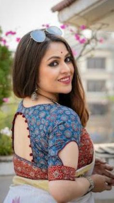 cotton saree blouse designs Paithani Blouse Design, Cotton Blouse Pattern, Kalamkari Blouse Designs, Paithani Blouse, Brocade Blouse Designs, Designs Blouse, Blouse Back Neck, Cutwork Blouse