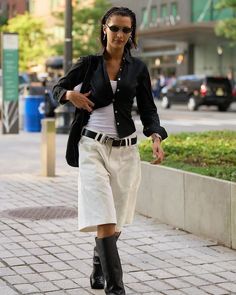 Bermuda Shorts Outfit, Bella Hadid Street Style, Long Jean Shorts, Moda Aesthetic, Cargo Pants Outfits, Look Zara, Mode Zara, Outfits Mit Shorts, Bella Hadid Outfits