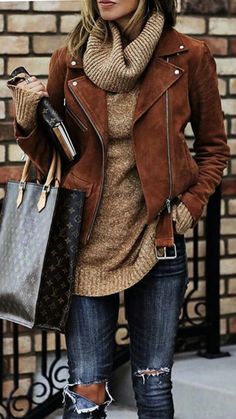 Love the top half. Hate the shredded jeans! Elegant Summer Outfits, Winter Mode Outfits, Look Retro, Mode Casual, Teenager Outfits, Brown Jacket, 가을 패션, Fashion Mode, Winter Months